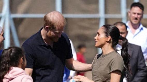 查尔斯小儿媳梅根与儿童互动，穿米色开衫很温柔，儿子哈里未陪同