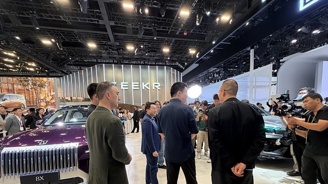 理想CEO打卡极氪北京车展上演车企大佬探馆名场面