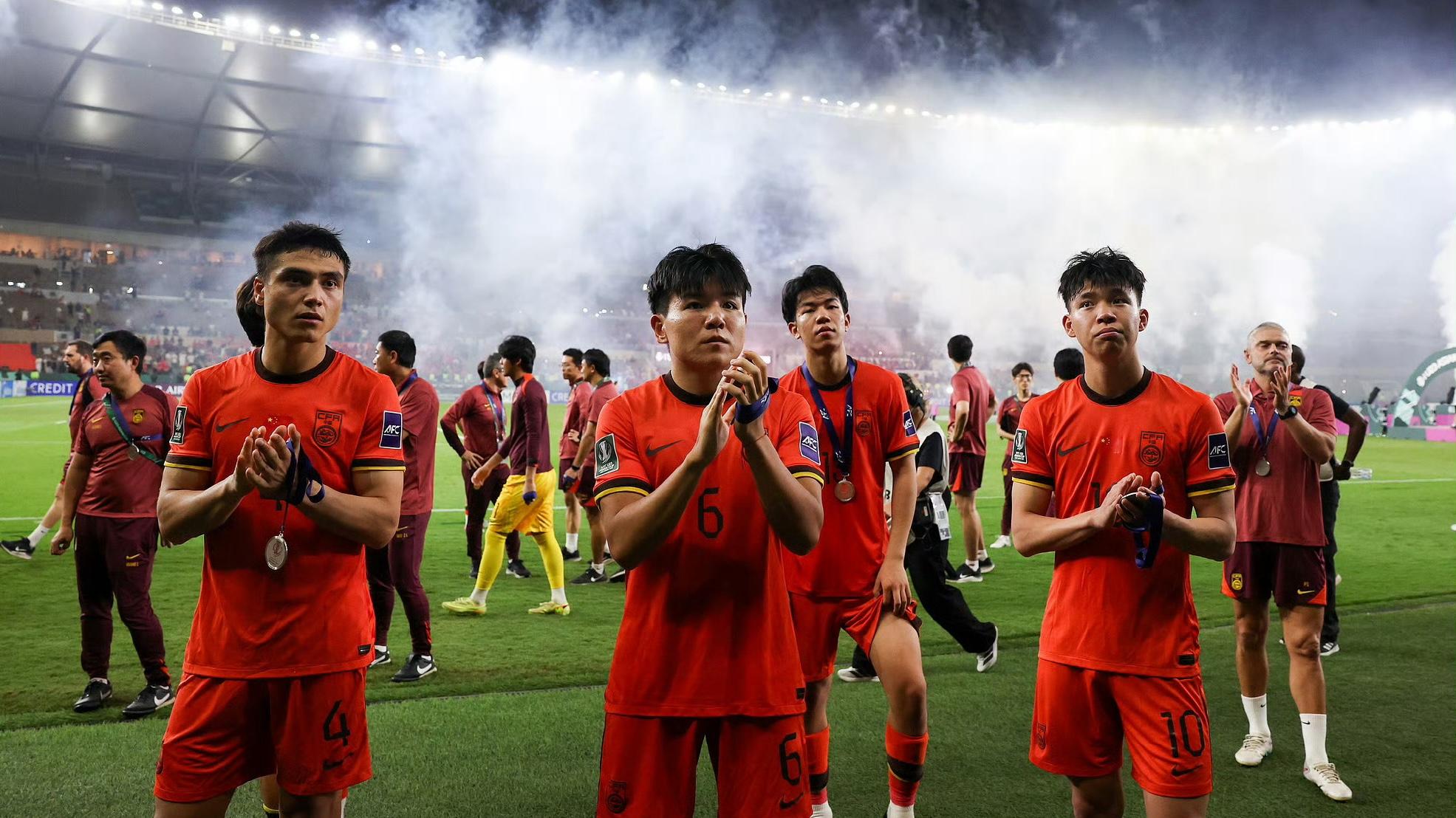 徐彬加盟英超狼队引日本球迷热议：勇气值得点赞，中国足球会提高