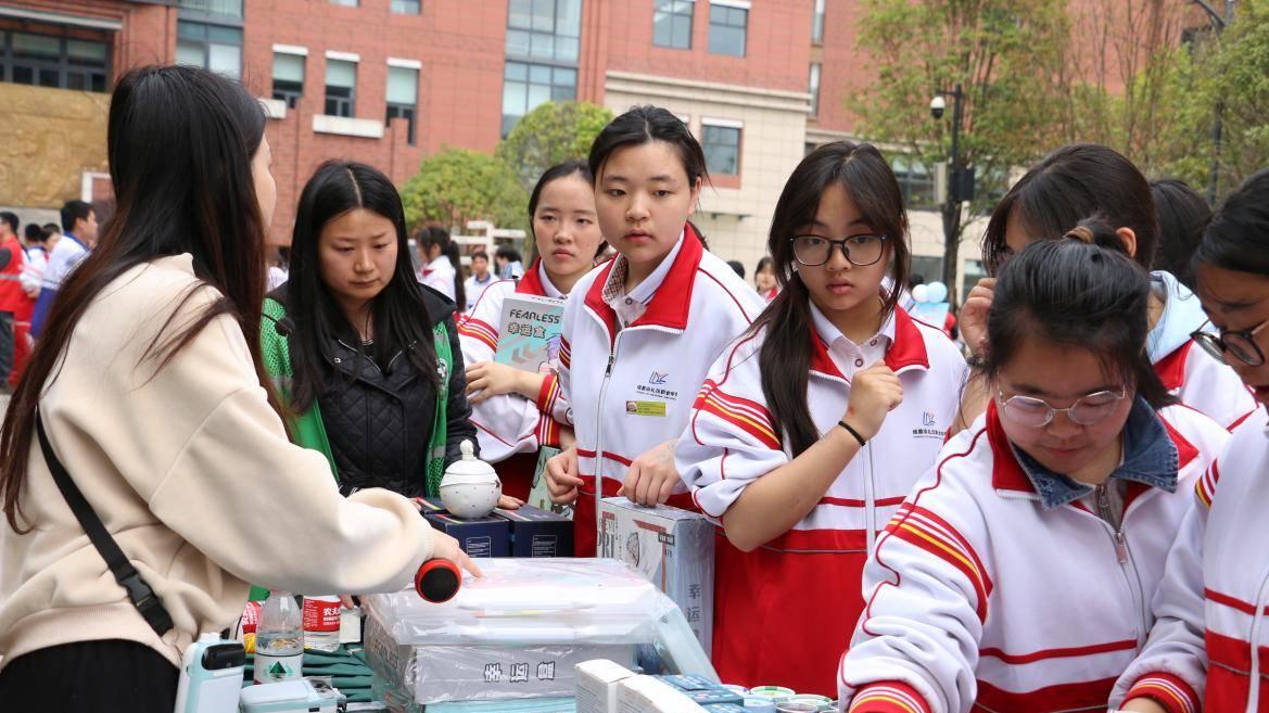 成都市武侯区金花桥街道办事处联合成都礼仪职业中学成功举办“翼徳护春蕾·向成瘾说不”春季开学禁毒守护行