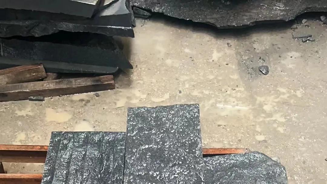 石皮景墙厂家与芝麻黑自然面背景墙共用天然石材断裂面的常见报价范围