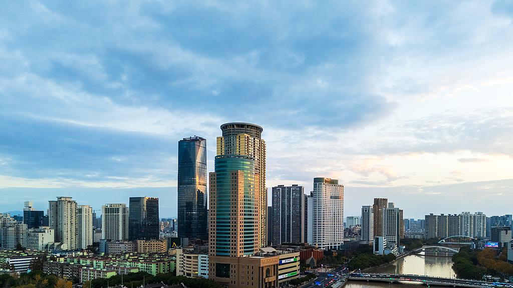 浙江不装了：学历门槛统统拆掉，这波“抢人”背后的算盘太吓人