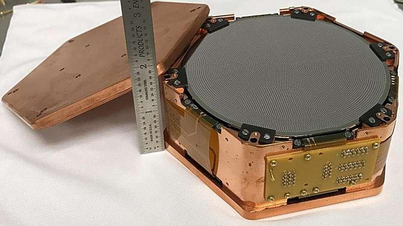 随着领先探测器达到里程碑，暗物质搜索进度加剧