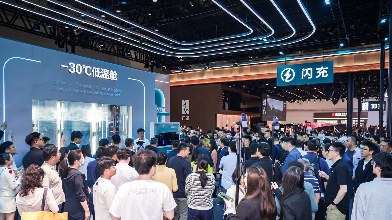 北京车展现场直击：比亚迪E3馆人气高涨，明星大佬轮番来捧场