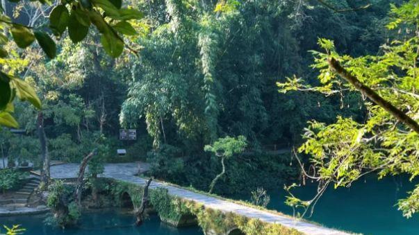 一溪碧水绕古桥，黔南秘境小七孔