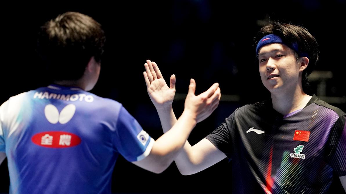 张本智和笑了！输球仍开心与王楚钦合影，张本美和败北哭成泪人