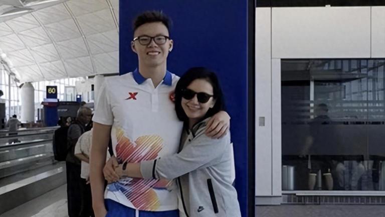 曾华倩儿子27岁庆生，退役后打算接管家族产业，事业蓝图展现