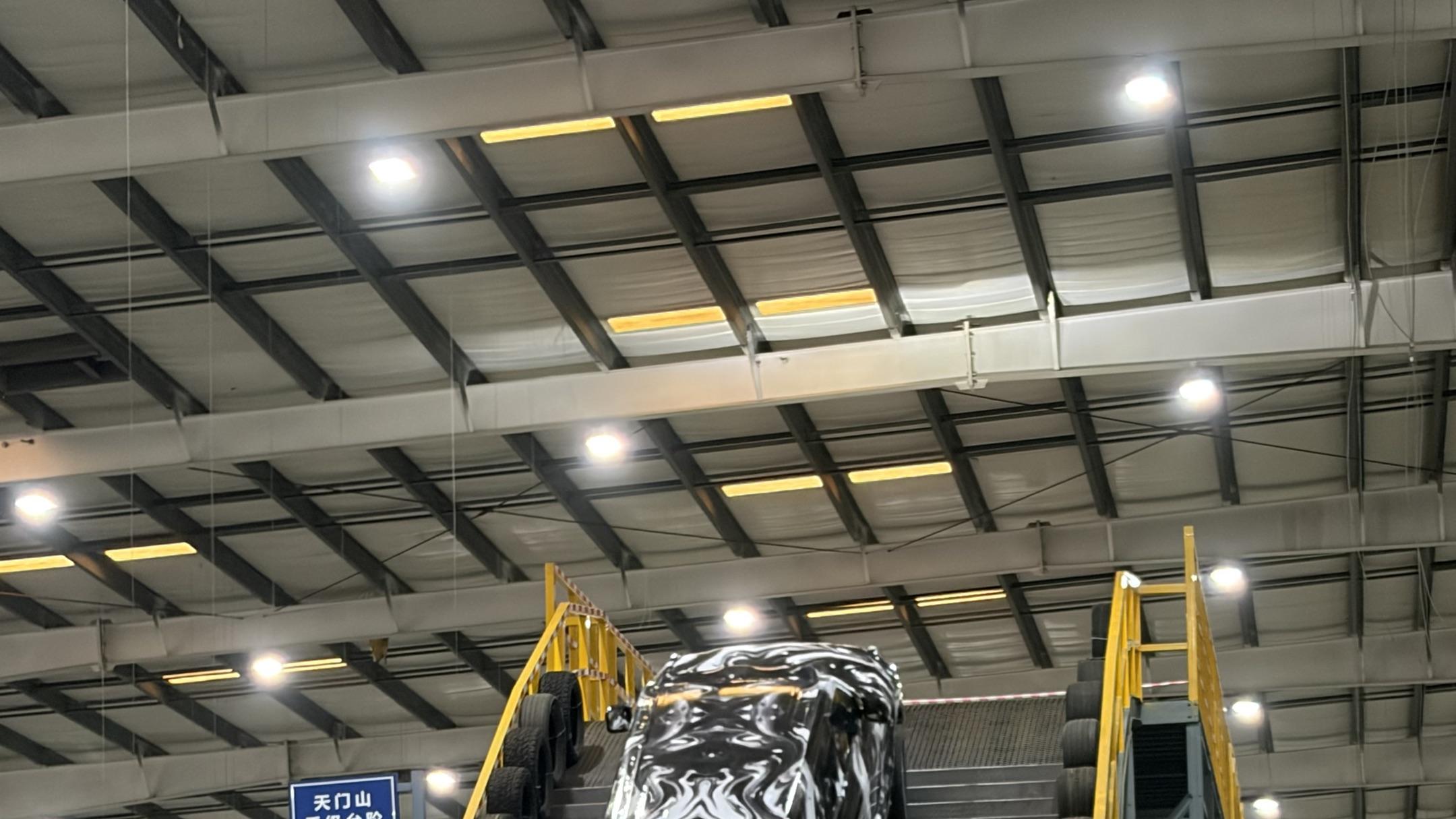 比亚迪把天门山天梯搬进了厂房