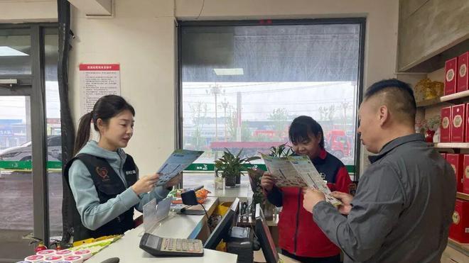 【新绛公安】禁毒宣传进加油站 为生命“加油”