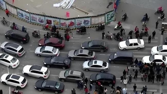 没有方向盘和刹车，特斯拉无人出租车正式下线，真的有人敢去坐吗