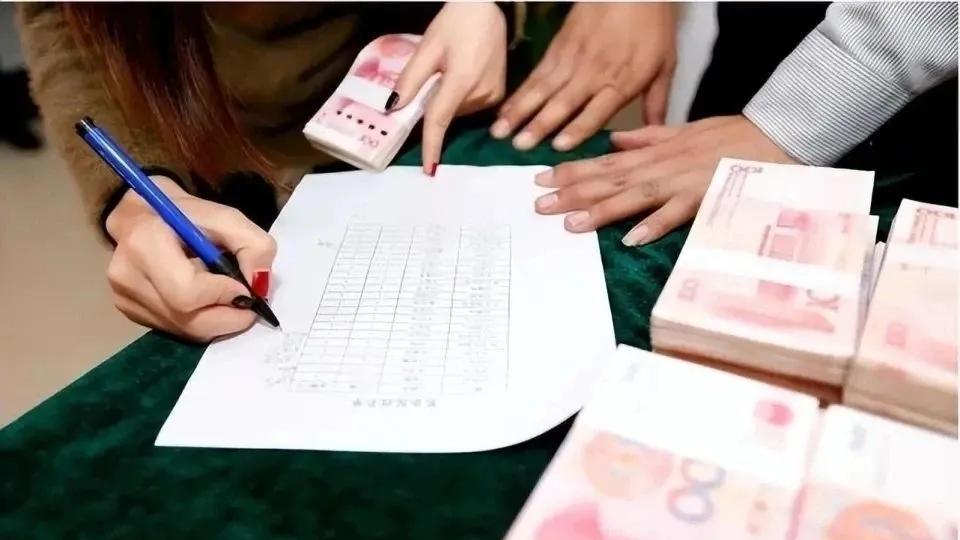 新员工加班拿1200元奖金，遭同事集体举报，老板改规矩后全员傻眼