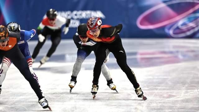 米兰的夜晚，冰面如镜，却映照出最残酷的现实