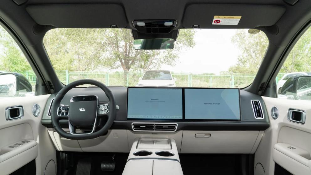 以家庭需求为锚点，家用不妨看看理想L9，空间够大还智能