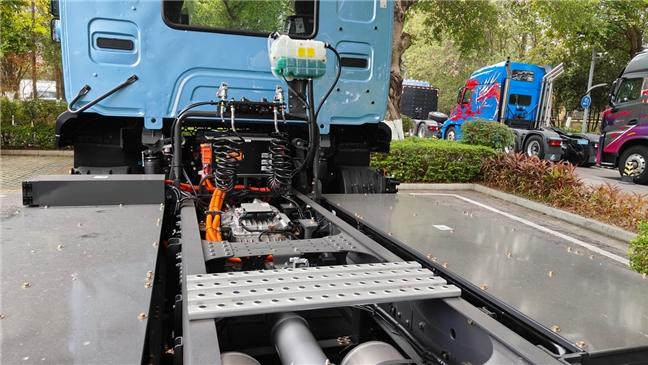 自重8.9T节能15%，乘龙H5超轻版纯电牵引一年多赚36000元