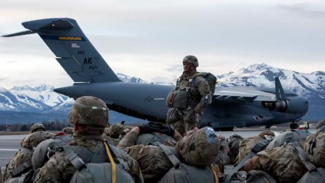 催泪弹横飞！美国后院闹出大事，特朗普被迫做出一个罕见决定