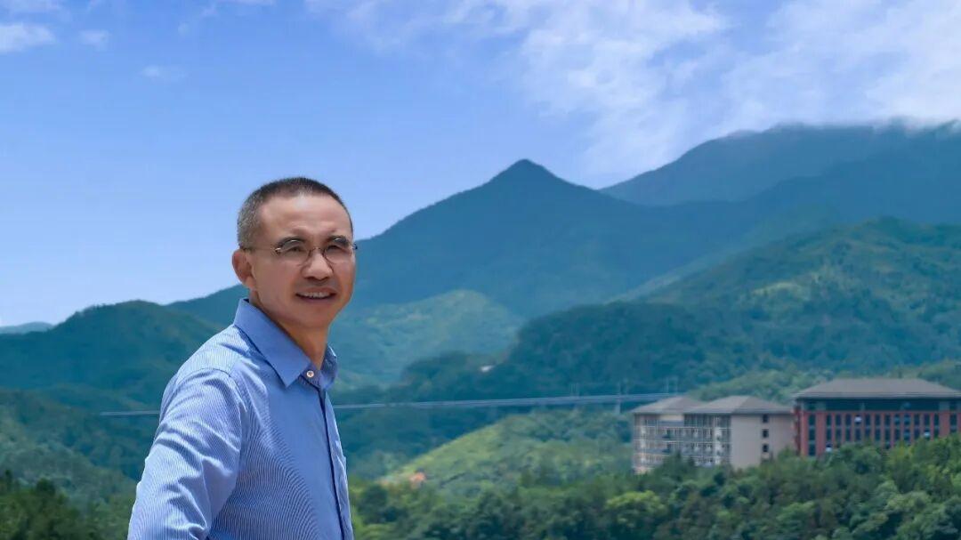 对话王明夫：“我是土色，像大地一样的颜色”