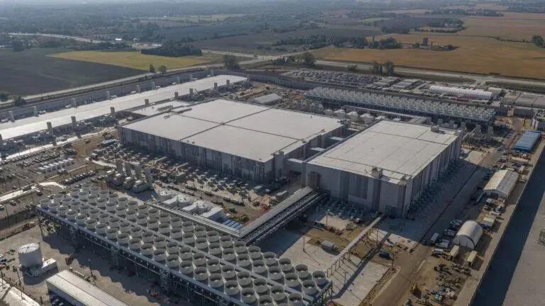 微软Fairwater数据中心提前上线，拥有数十万颗英伟达GB200