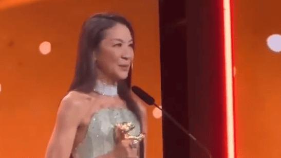 ​杨紫琼柏林摘终身成就金熊！感言戳心，华人影史再添一笔