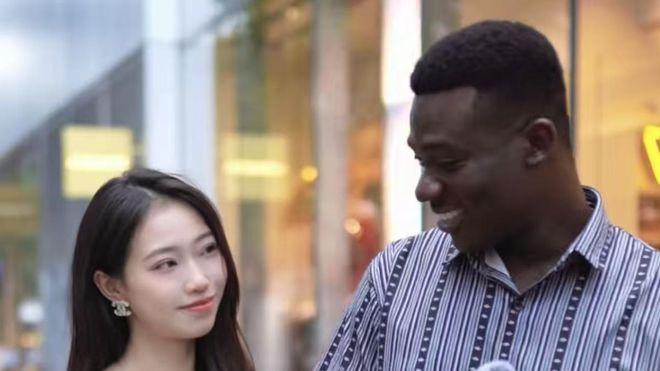 杭州女子劈腿男友黑人同事，声称喜欢他的“钞”能力、情绪价值