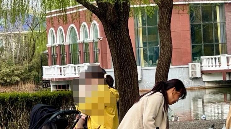 何穗带半岁儿子逛公园，白到发光的“小太阳”神似陈伟霆