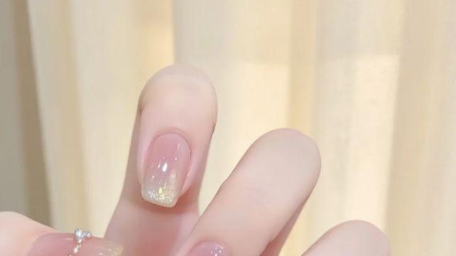 镶钻微浮雕美甲，低调撑起指尖高级感