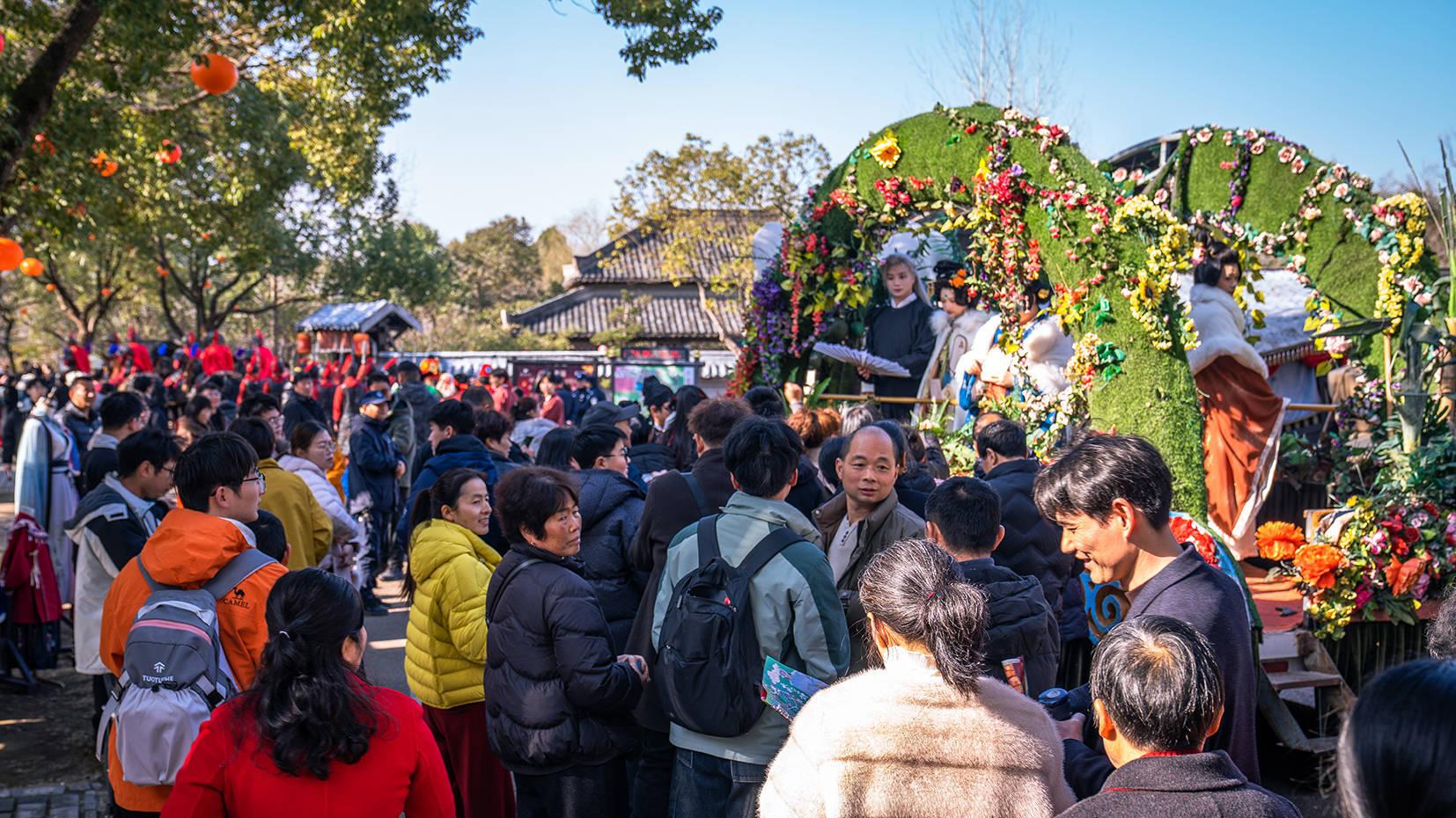 许多景区为客流发愁，象山影视城却逆势飞涨！春节再现人山人海火爆景象