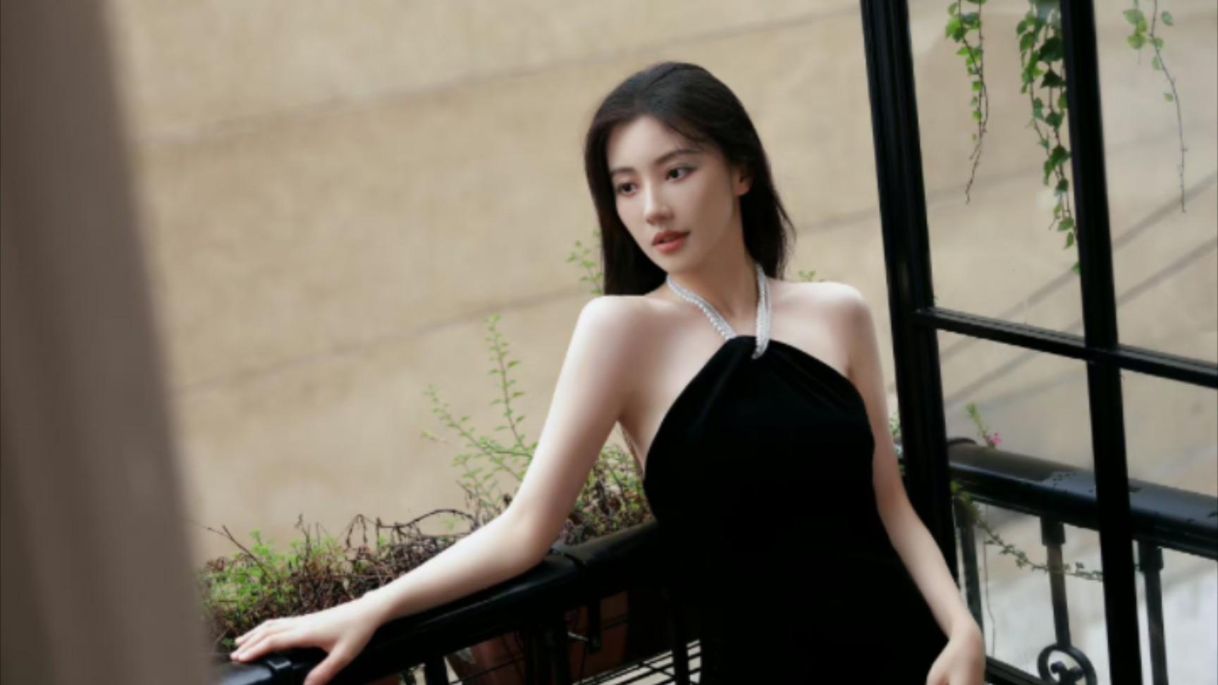 王鹤润账号吐槽王玉雯，深夜紧急道歉，闺蜜情引质疑