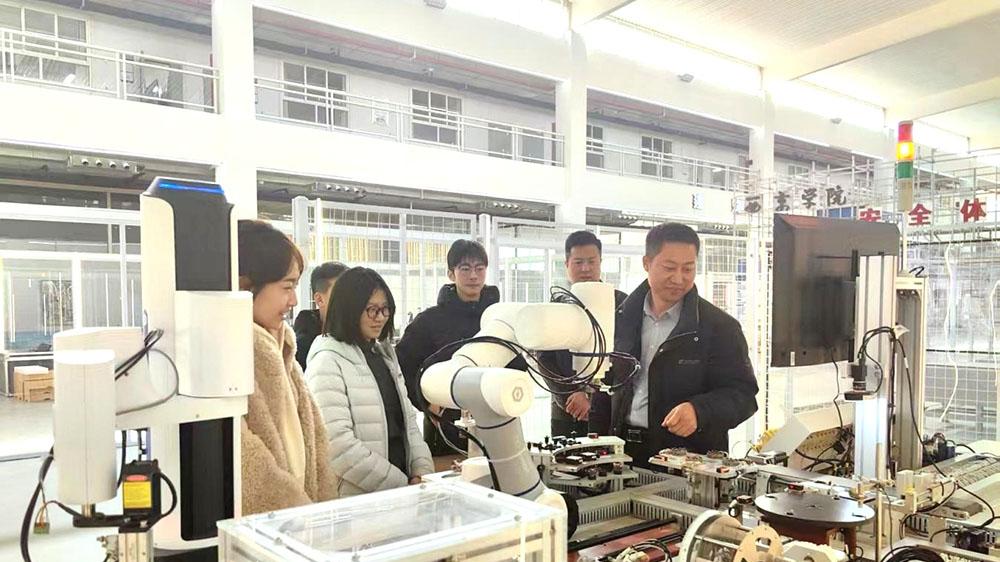 西京学院机器人创新实验室建成并投入使用