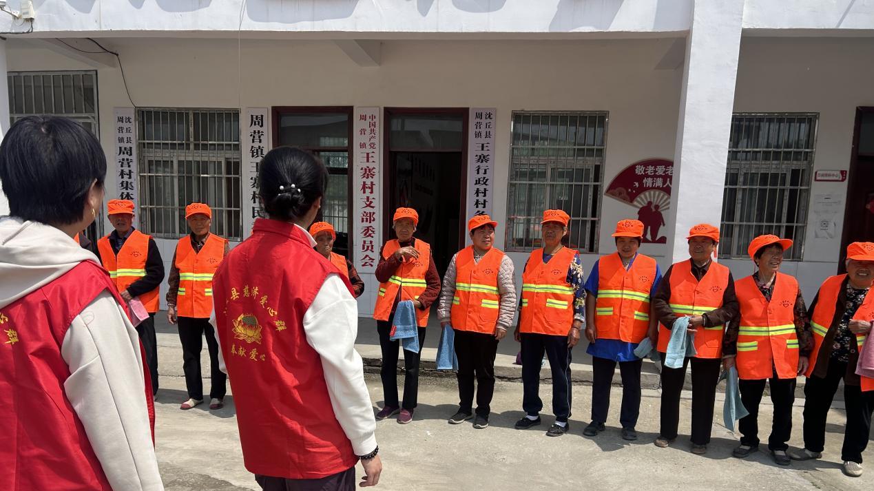 沈丘县：爱心捐赠 情暖环卫工