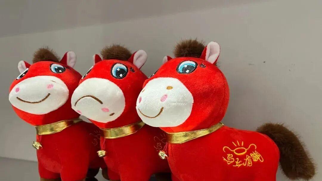 “哭哭马”走红后网售平台涌现大量同款，律师解读版权