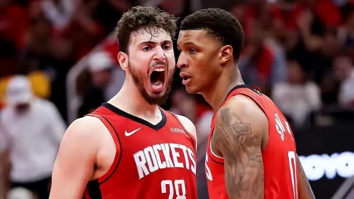 亚当斯伤退，火箭拒绝19分逆转！四少狂轰84+27+7+7，KD超越德克