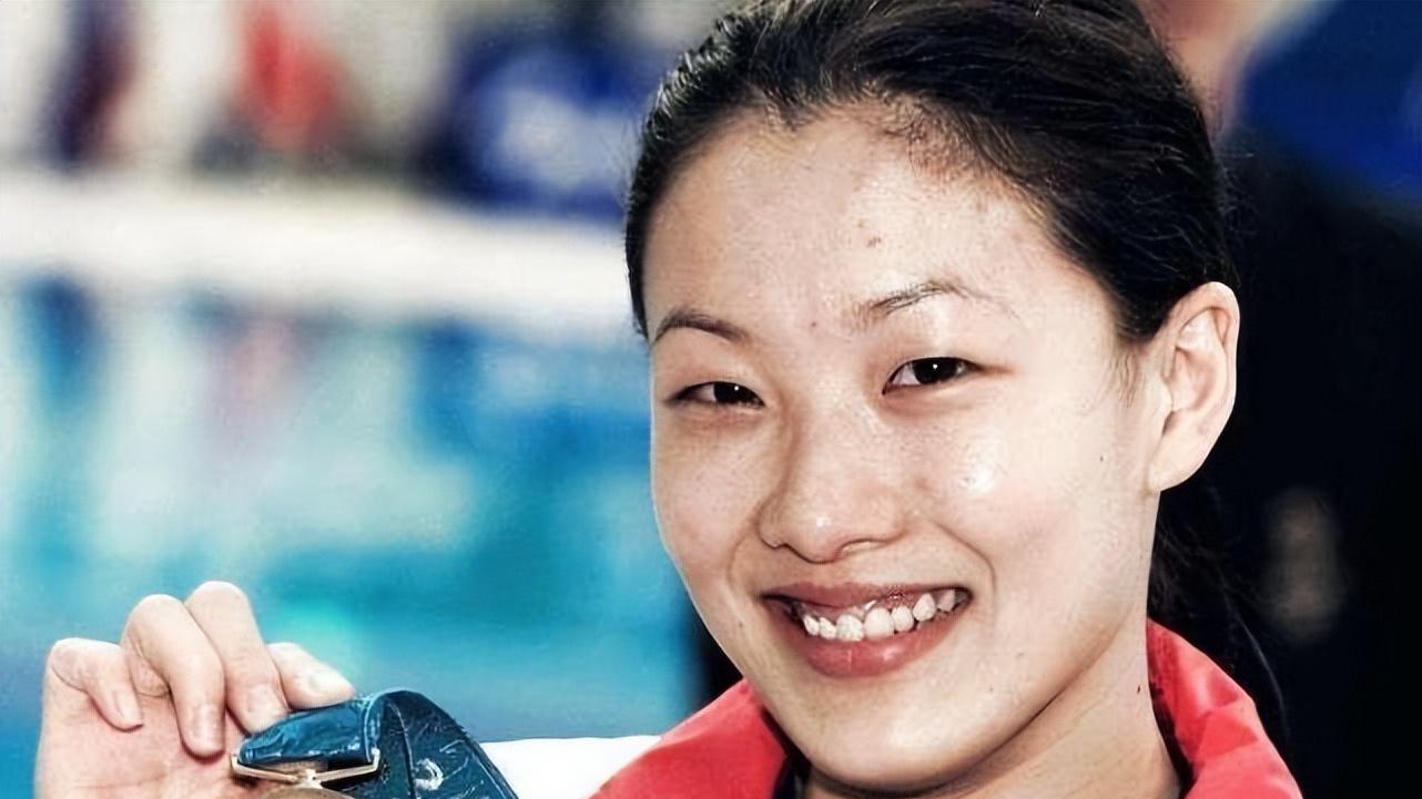 香港“财神爷”：娶小26岁跳水皇后伏明霞，与妻子闺蜜传绯闻