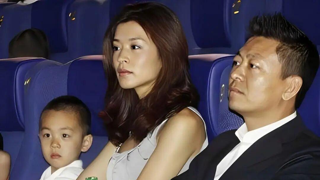 超模王海珍：19岁与张艺谋传绯闻，23岁嫁富豪，如今44岁怎样了？
