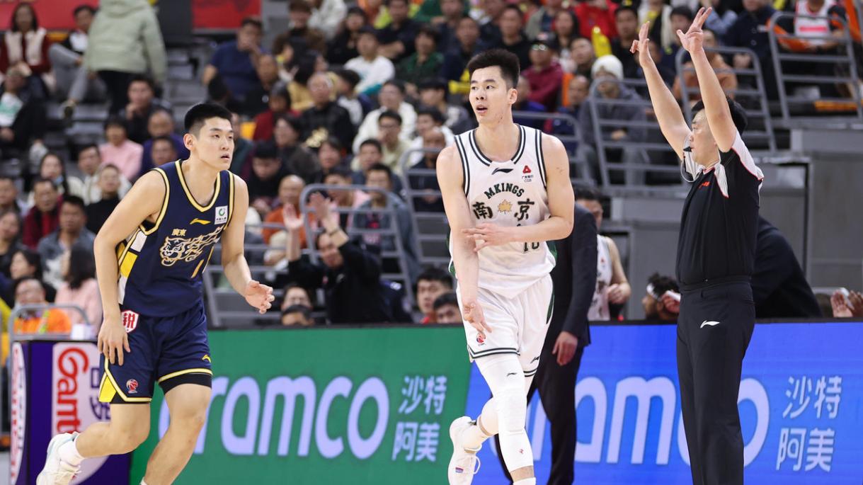 轰30+6+6抗衡郭艾伦！国产东契奇再爆发 他若与徐昕搭档会很美吗