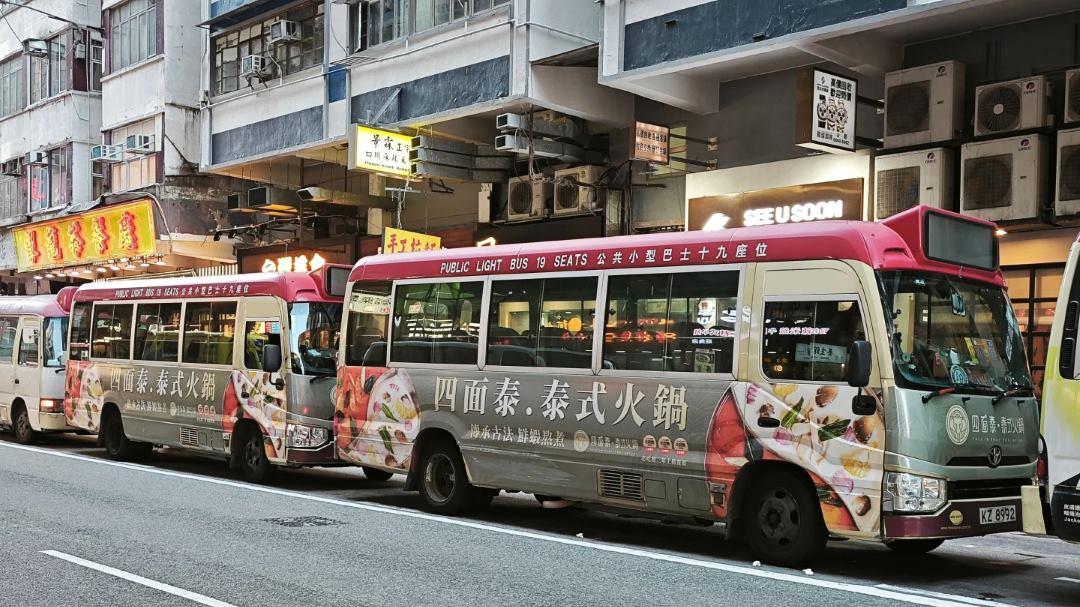 穿梭港岛街头的“移动地标”：实测香港小巴车身广告在窄巷中的视觉穿透力