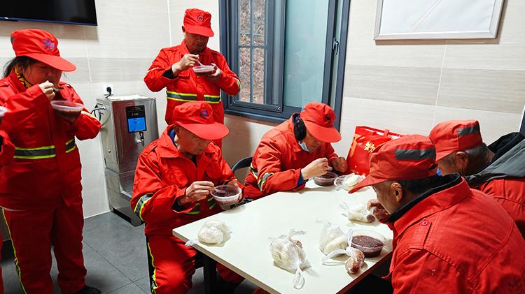 过了腊八就是年，一碗热粥敬奉献——悦公益协会慰问环卫工人