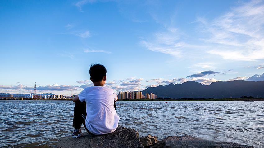 别说当今没有好诗，一首原创诗《旧石桥》，读后令人禁不住泪流满面
