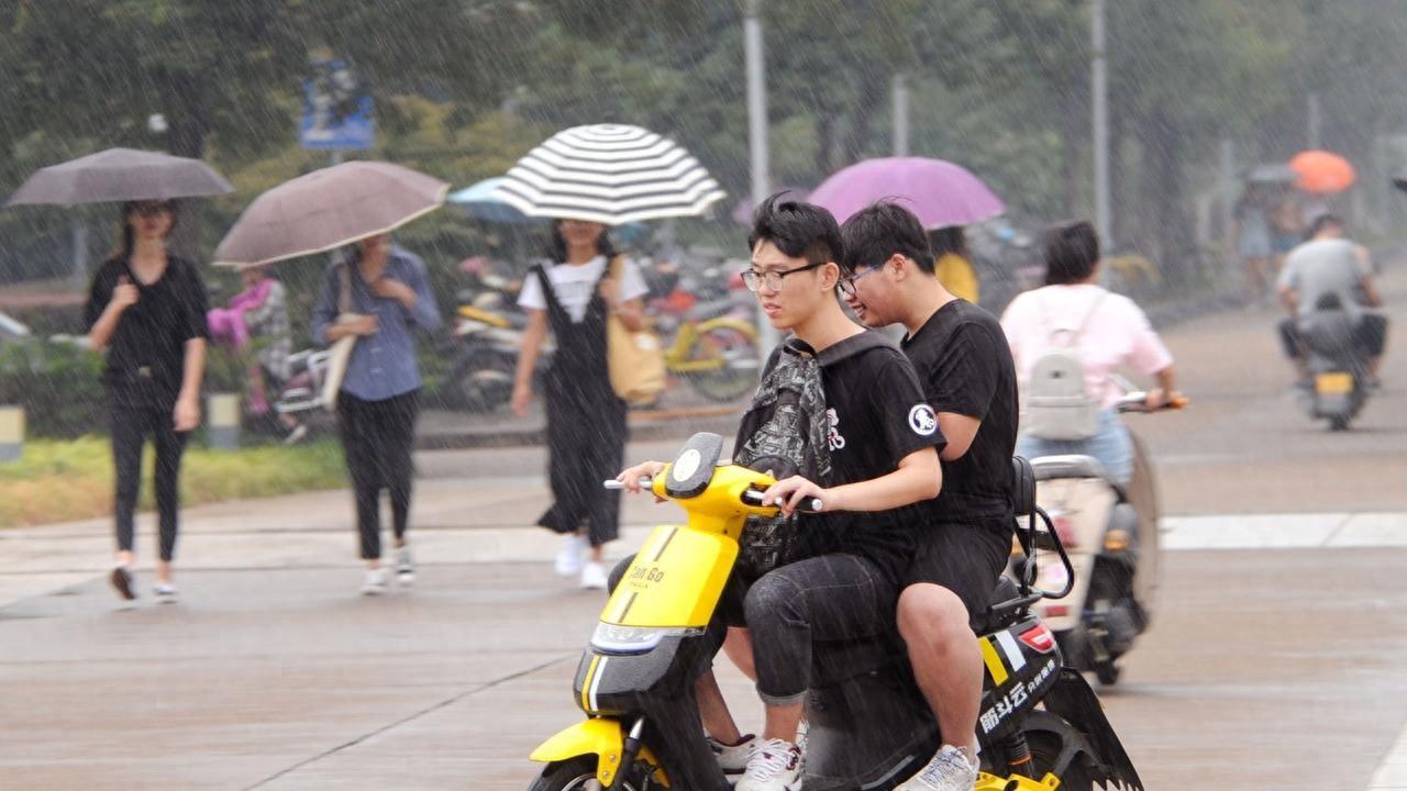 北京骑车接娃放宽了！5月新规：16岁以下能带人，号牌设10年有效期