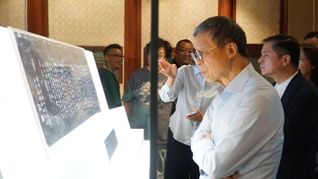 西泠印社副社长童衍方向天一阁博物院捐赠书法作品