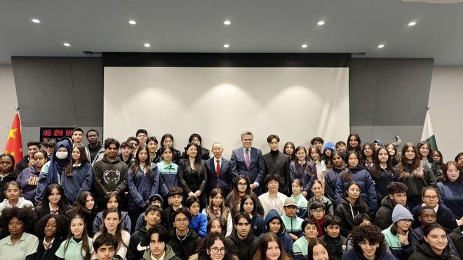 龙宇翔与巴基斯坦驻华大使卡里尔·哈什米亲切会见