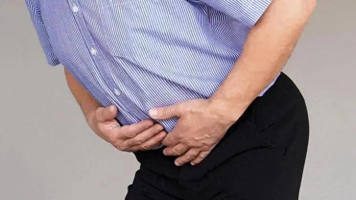 右上腹总隐隐作痛？别只当胃病治！小心胆囊癌，3类症状别忽视