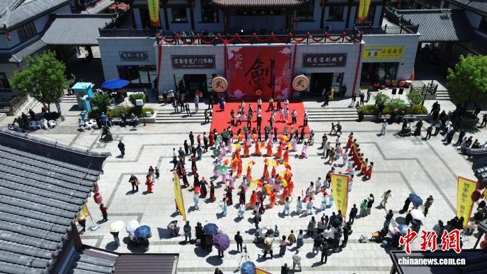 “剑瓷之都”主打沉浸体验 武侠味“点燃”假日文旅市场