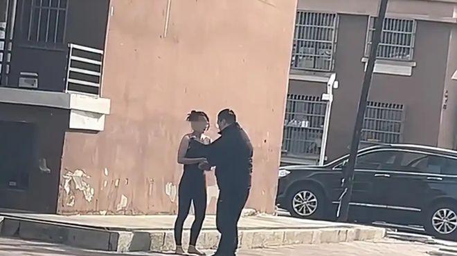 赤脚女子冬天求原谅，态度卑微几度哽咽：我再也不出轨了