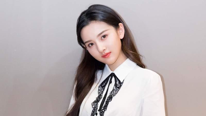 宋祖儿活动遭粉丝求婚，突发场面引争议，边界感引热议