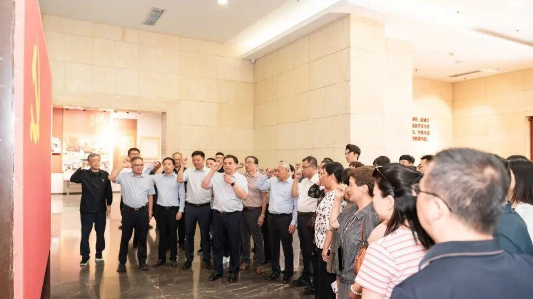 连云港市党业融合共建十六家商协会开展迎“七一”主题党日活动