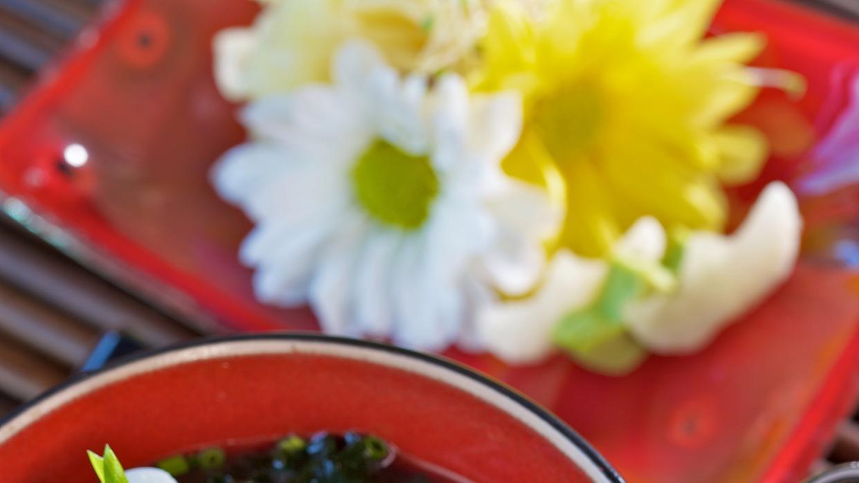烧饼铺里，藏着紫菜豆腐砂锅的鲜醇暖意