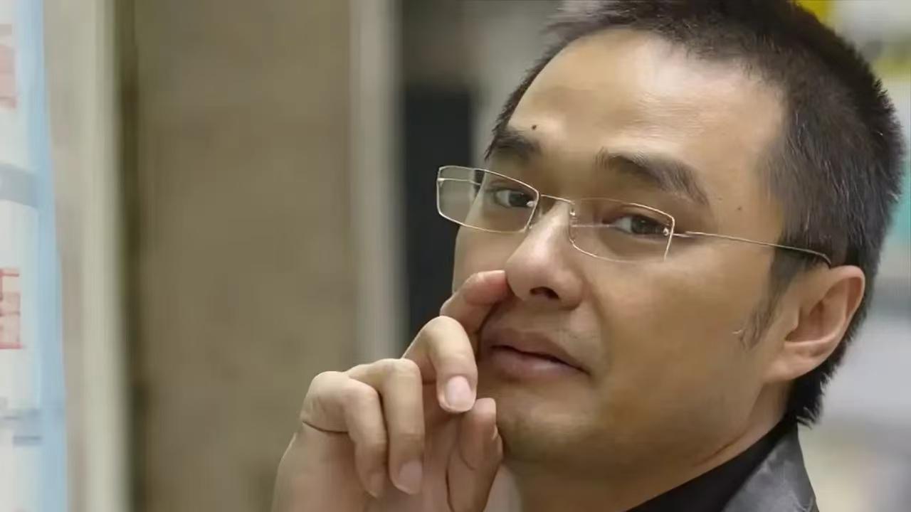 冯唐曾说：记住了，世上只有一个人，不会抛弃你，不会害你，对你言听计从