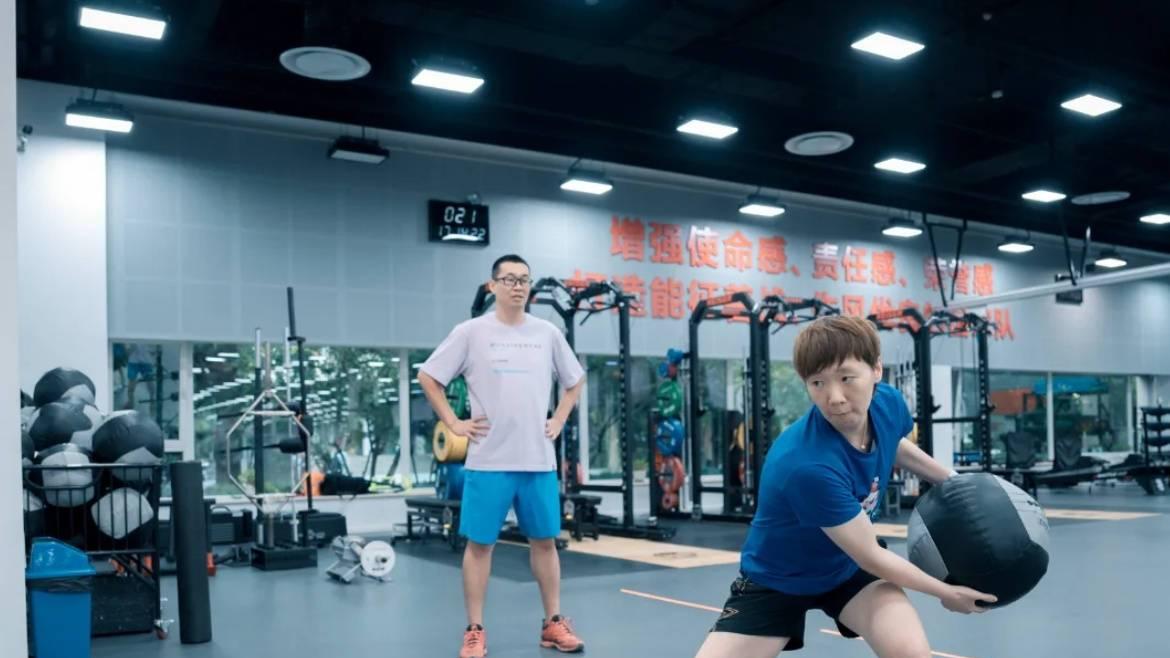 王曼昱赛程被缩短，体能教练被调到女排，贺晓龙为她鸣不平