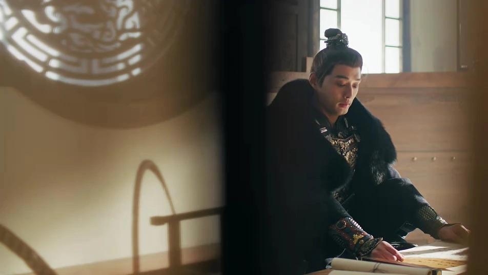 《逐玉》谢征替罚军棍太降智？侯爷带头坏军纪，军营成过家家现场？