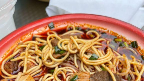 襄阳牛肉面，碱面配牛油汤才够味